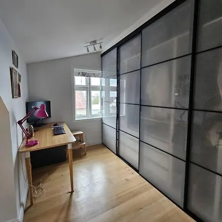 Sunny 2br In Downtown Apartment *