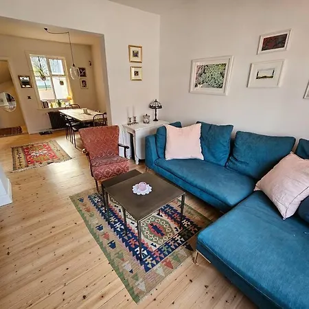 Sunny 2br In Downtown